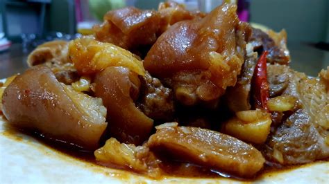  A Delizioso Viaggio di Sapori: Il Braised Pork Knuckles con una Crosta Dorata e Caramellata!