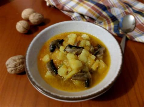  La Zuppa di Funghi al Germoglio: Un Sinfonia Autunnale di Sapori Terrosi e Freschezza Erbacea!