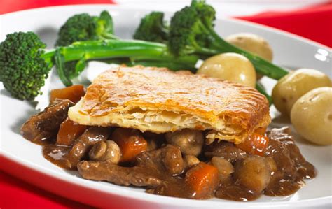  Steak and Ale Pie? A Savory Symphony of Rich Flavors and Flaky Perfection