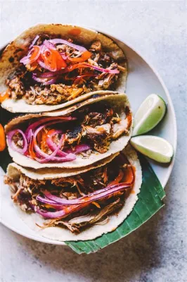  Cochinita Pibil: Un trionfo di sapori arrostosi e una salsa agrumata che ti conquisterà!