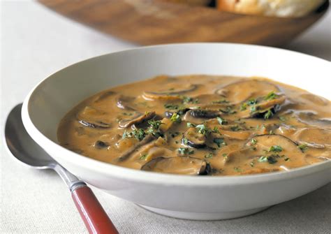  La Zuppa di Funghi Shangrao: Un Caldo Abbraccio di Sapori Terrosi In Quintetto con una Deliziosa Croccantezza!