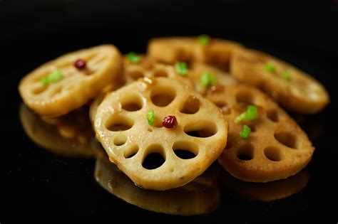  La Zuppa di Radice di Loto Spiced: Una Sinfonia di Sapori Delicati che Si Scioglie in Bocca!