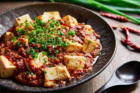  Mapo Tofu: Una Scoperta Piccante e Cremosa nel Cuore di Chengdu!